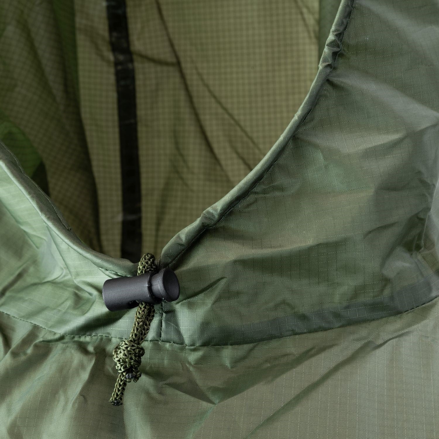 Poncho británico MIL-COM negro, nylon ripstop, vista del producto