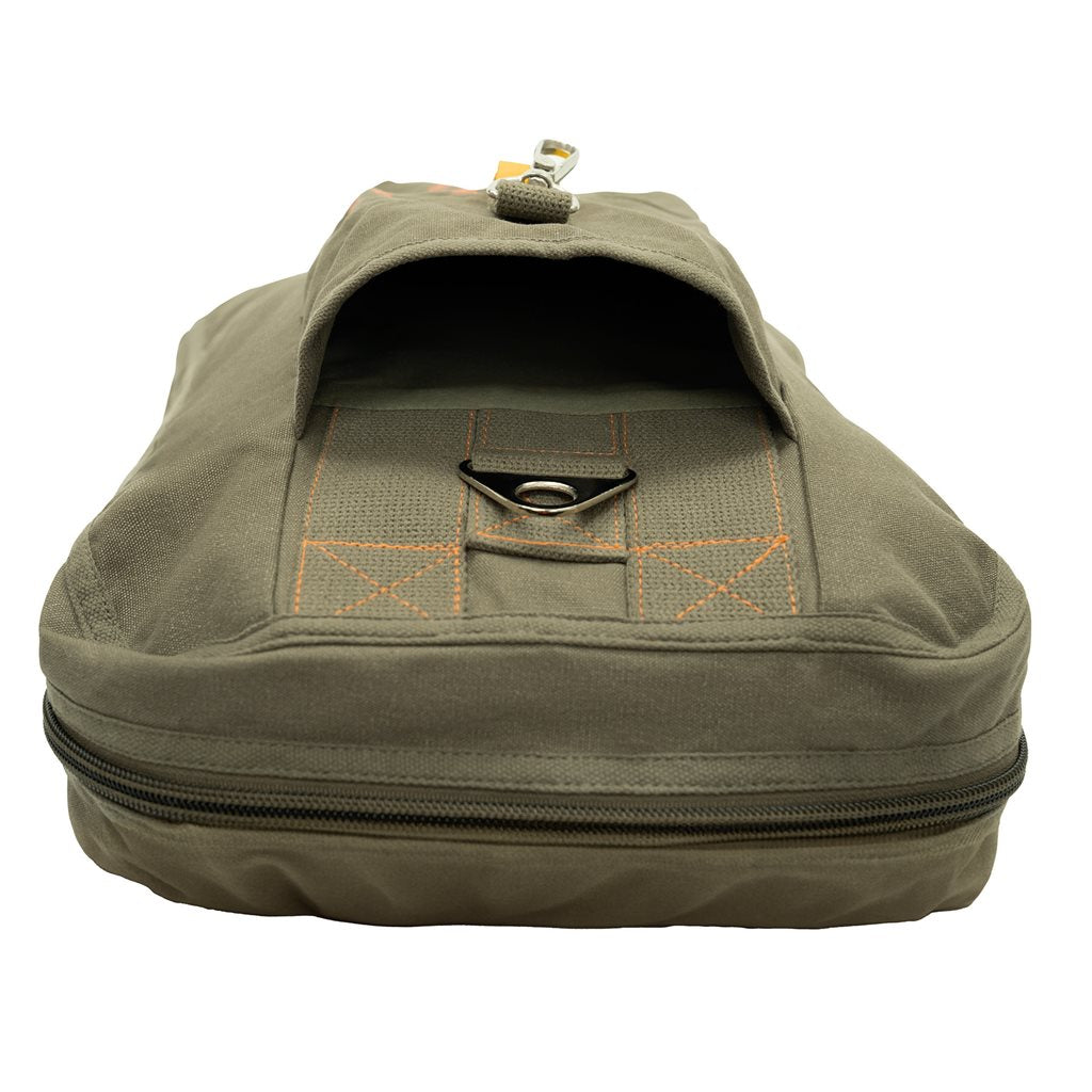 Mochila Vintage Flight marrón, 50x38x12 cm, vista frontal con bolsillo y cierre de cremallera