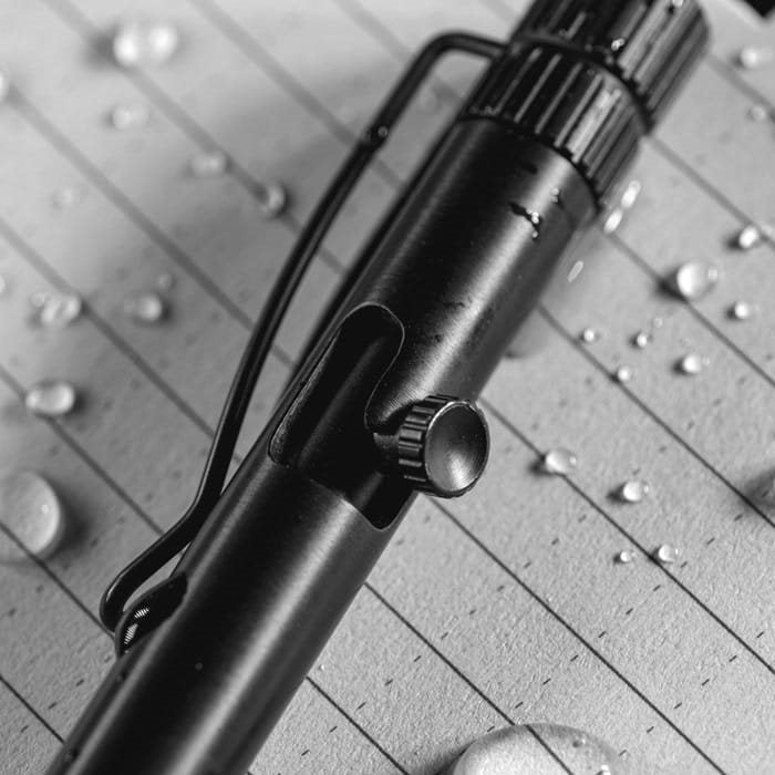 Bolígrafo bolt-action negro con tinta azul