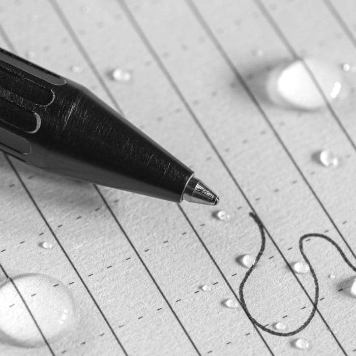 Bolígrafo bolt-action negro con tinta azul