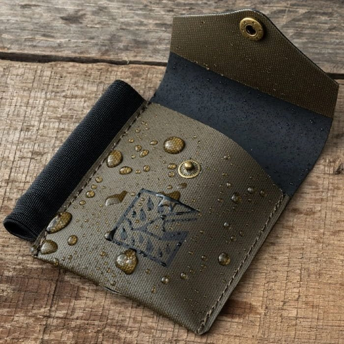 Funda Monsoon impermeable para cuaderno pequeño con cierre a presión. Material TPU que protege el contenido de la intemperie.