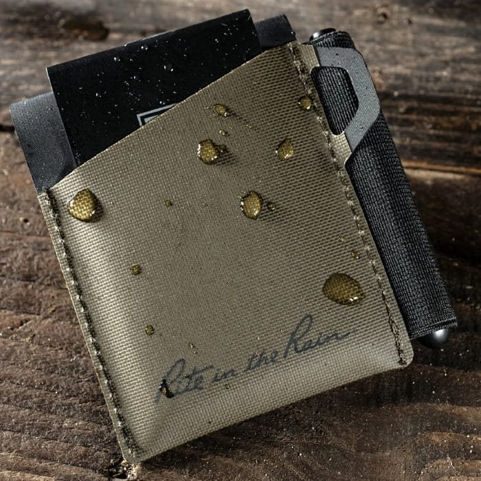 Funda Monsoon impermeable para cuaderno pequeño con cierre a presión. Material TPU que protege el contenido de la intemperie.