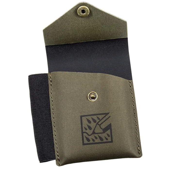 Funda Monsoon impermeable para cuaderno pequeño con cierre a presión. Material TPU que protege el contenido de la intemperie.