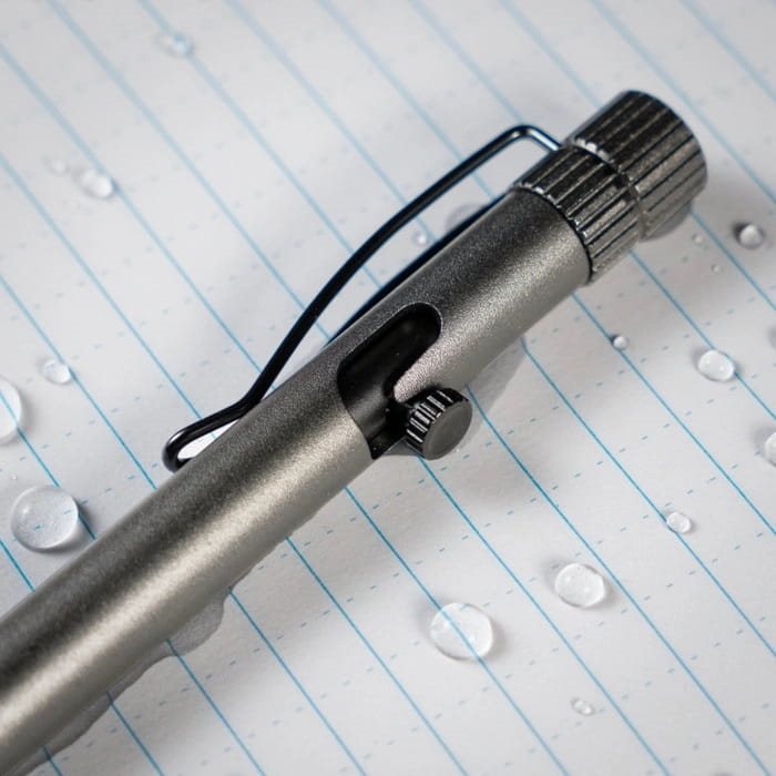 Bolígrafo bolt-action gris con tinta azul que escribe en papel mojado, congelado y bajo temperaturas extremas
