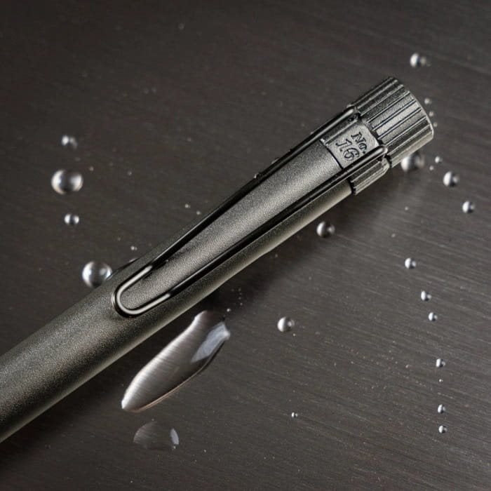 Bolígrafo bolt-action gris con tinta azul que escribe en papel mojado, congelado y bajo temperaturas extremas