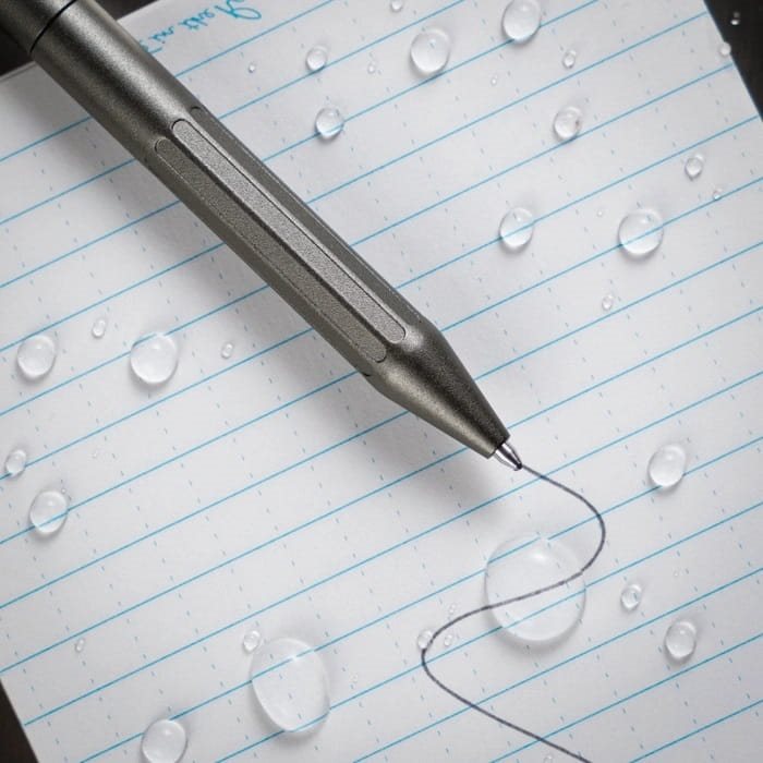 Bolígrafo bolt-action gris con tinta azul que escribe en papel mojado, congelado y bajo temperaturas extremas