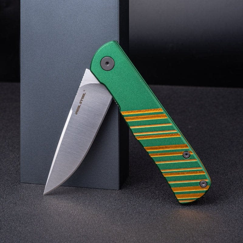 Navaja KARLY verde y dorada, hoja lisa y diseño compacto