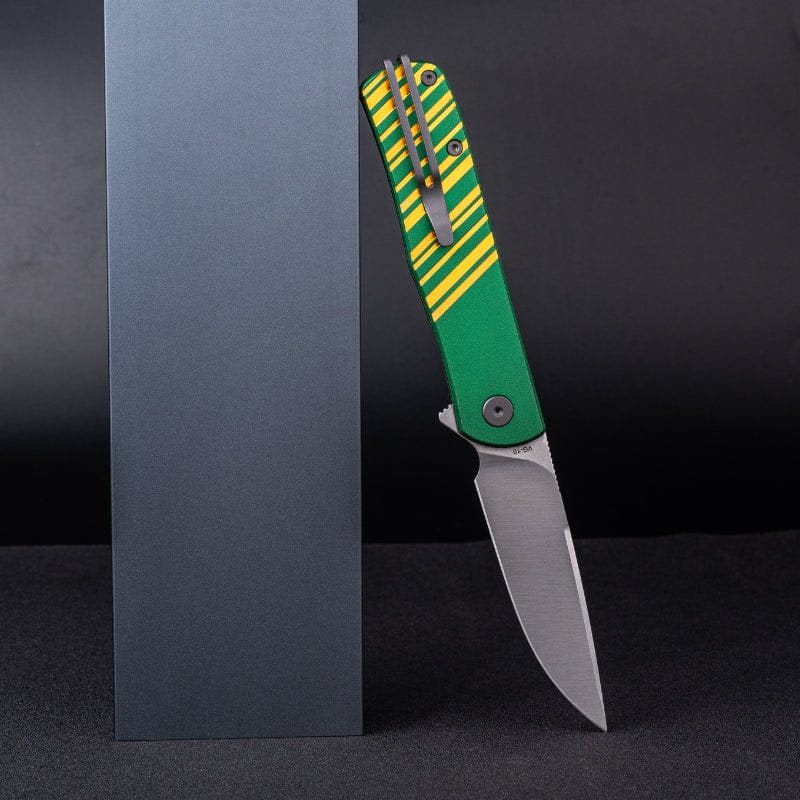 Navaja KARLY verde y dorada, hoja lisa y diseño compacto