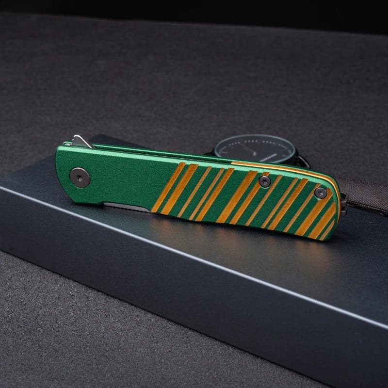 Navaja KARLY verde y dorada, hoja lisa y diseño compacto