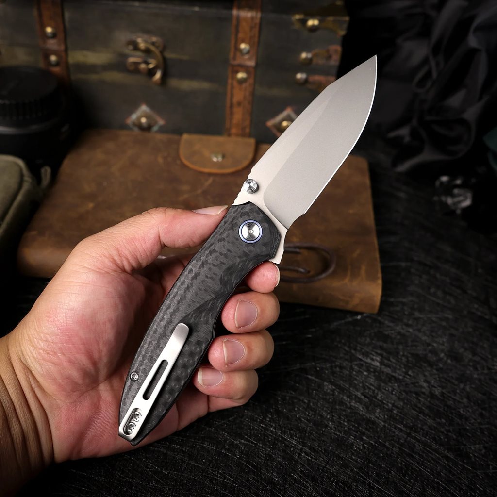 Cuchillo plegable COOL WHALE con hoja Drop Point Sandvik 14C28N y cachas G10, funda de nailon negra