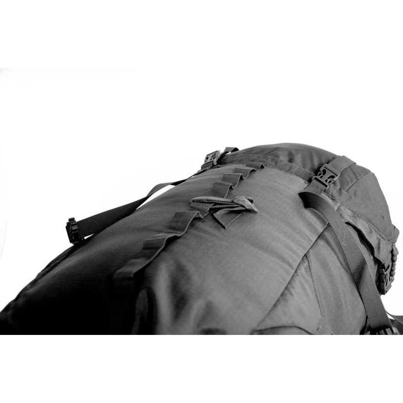 Mochila trekking XXL 104 L verde con refuerzo interno, sistema de espalda ajustable y dos compartimentos