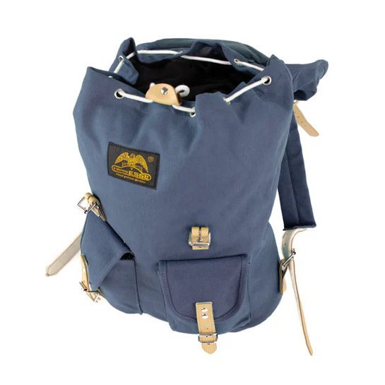 Mochila HIKING 15l azul con detalles en piel bovina y correas de cuero forradas en fieltro