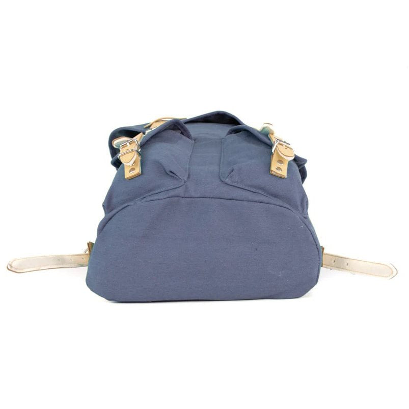 Mochila HIKING 15l azul con detalles en piel bovina y correas de cuero forradas en fieltro