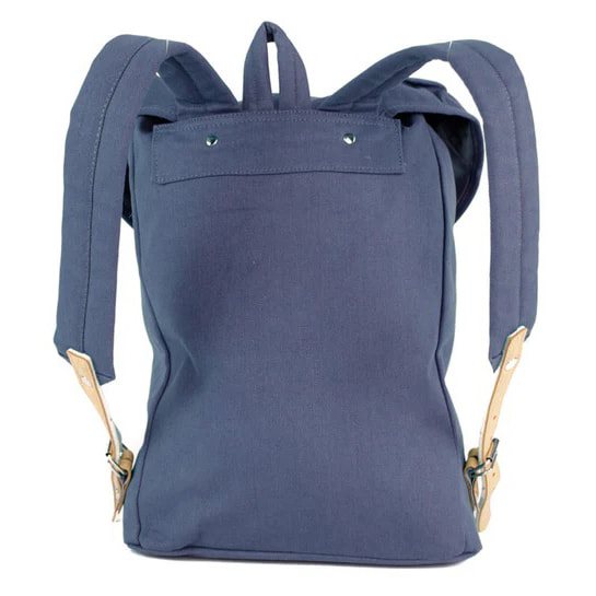 Mochila HIKING 15l azul con detalles en piel bovina y correas de cuero forradas en fieltro