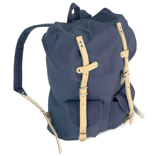 Mochila HIKING 15l azul con detalles en piel bovina y correas de cuero forradas en fieltro
