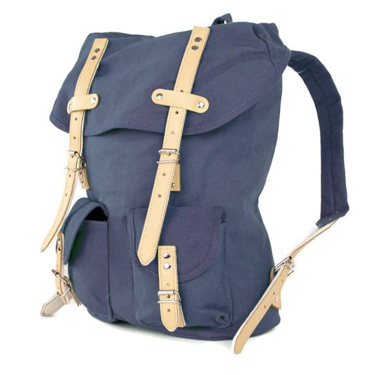 Mochila HIKING 15l azul con detalles en piel bovina y correas de cuero forradas en fieltro