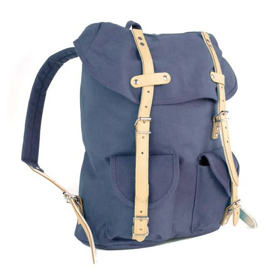 Mochila HIKING 15l azul con detalles en piel bovina y correas de cuero forradas en fieltro