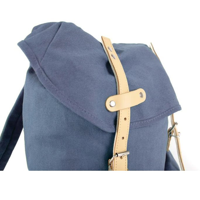 Mochila HIKING 15l azul con detalles en piel bovina y correas de cuero forradas en fieltro