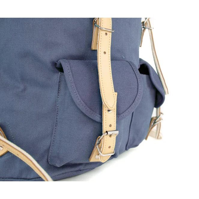 Mochila HIKING 15l azul con detalles en piel bovina y correas de cuero forradas en fieltro