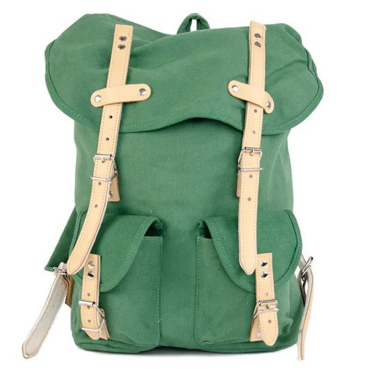 Mochila HIKING 15l azul con detalles en piel bovina y correas de cuero forradas en fieltro
