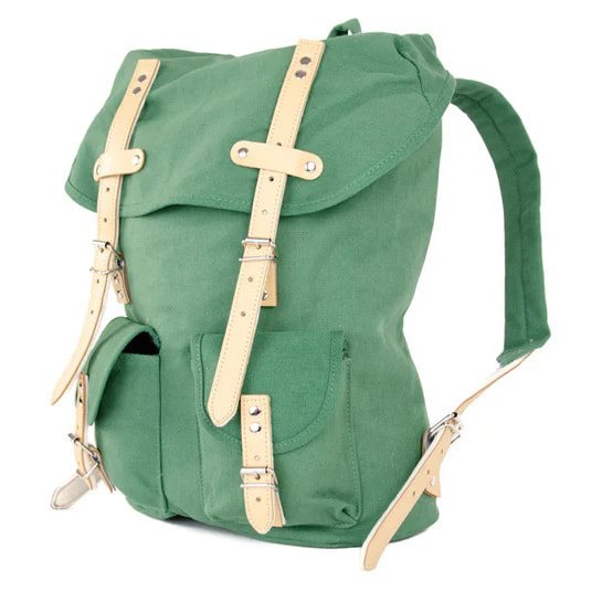 Mochila HIKING 15l azul con detalles en piel bovina y correas de cuero forradas en fieltro
