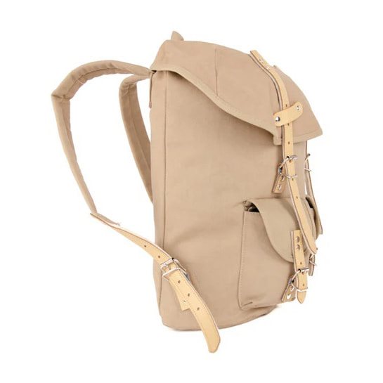 Mochila HIKING 15l azul con detalles en piel bovina y correas de cuero forradas en fieltro