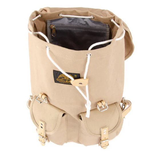 Mochila HIKING 15l azul con detalles en piel bovina y correas de cuero forradas en fieltro