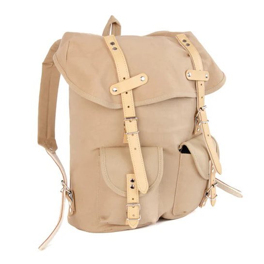 Mochila HIKING 15l azul con detalles en piel bovina y correas de cuero forradas en fieltro