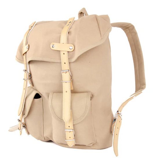 Mochila HIKING 15l azul con detalles en piel bovina y correas de cuero forradas en fieltro