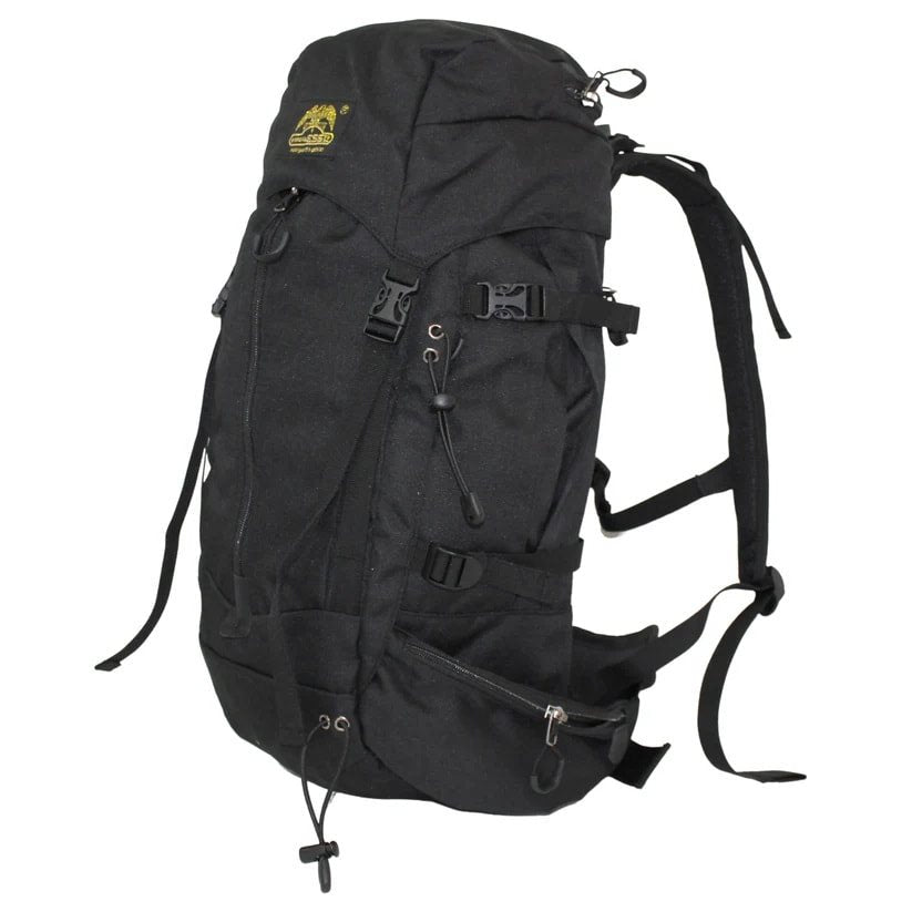 Mochila ALPINE 33L verde con acceso superior y lateral, bolsillos exteriores y espalda de EVA