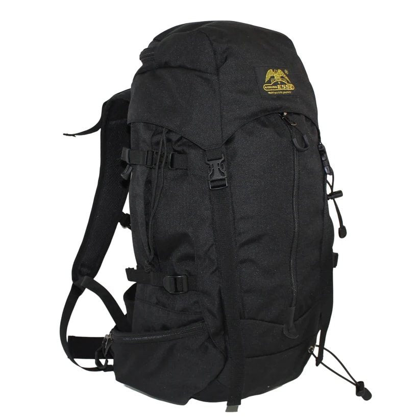 Mochila ALPINE 33L verde con acceso superior y lateral, bolsillos exteriores y espalda de EVA