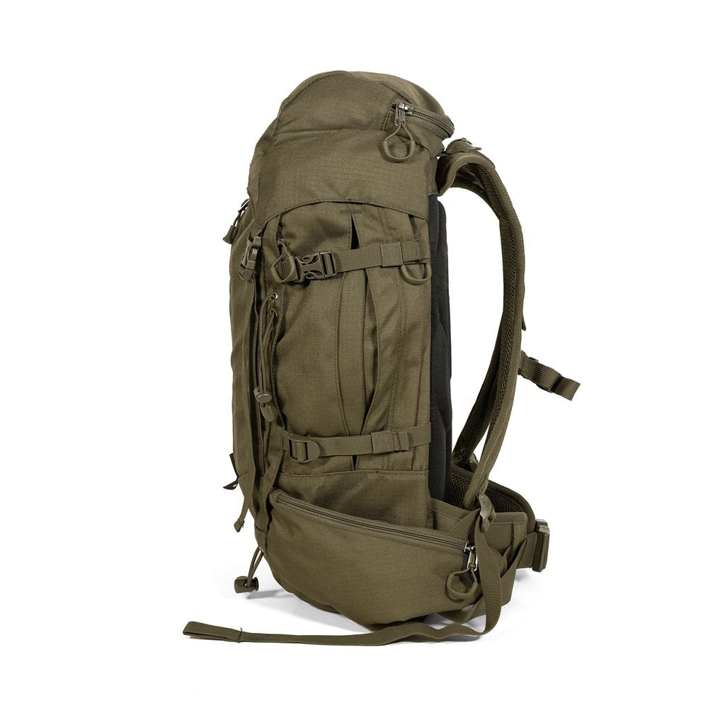 Mochila ALPINE 33L verde con acceso superior y lateral, bolsillos exteriores y espalda de EVA