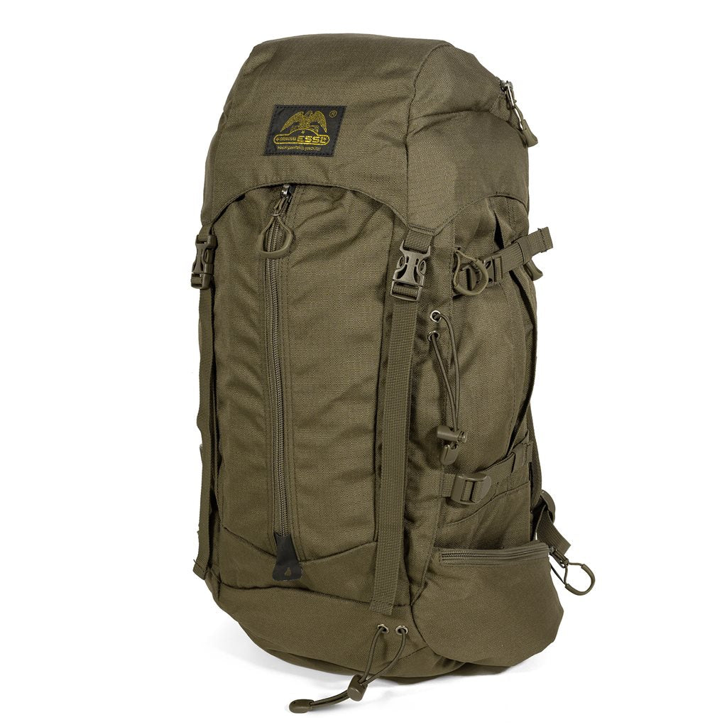 Mochila ALPINE 33L verde con acceso superior y lateral, bolsillos exteriores y espalda de EVA