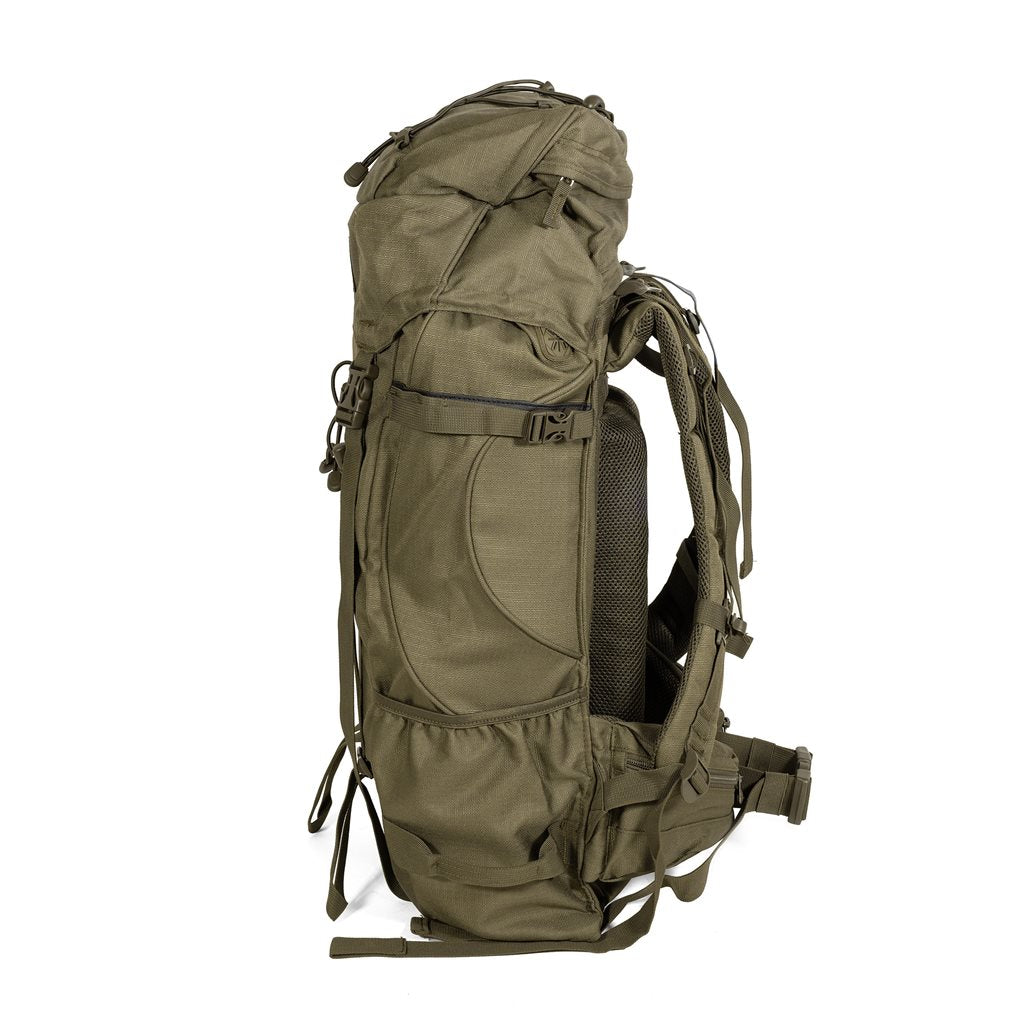 Mochila ALPINE 40L verde, vista frontal, cierre superior y respaldo acolchado