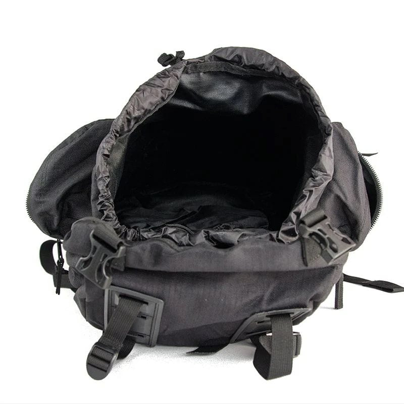 Mochila SQUAD LARGE 40L negra con cubierta, 4 bolsillos externos y correas en tapa y base