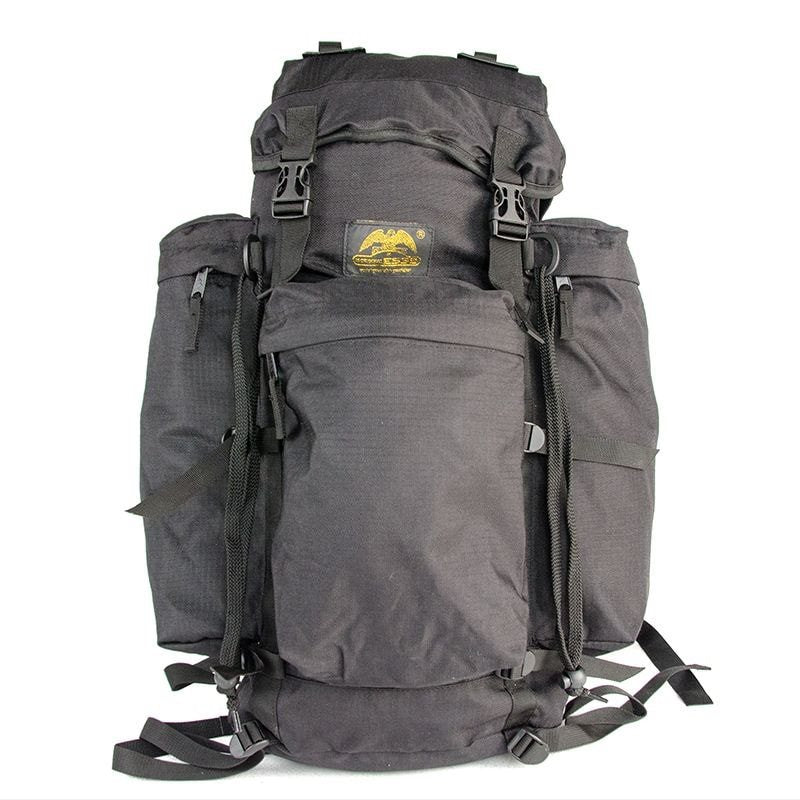 Mochila SQUAD LARGE 40L negra con cubierta, 4 bolsillos externos y correas en tapa y base