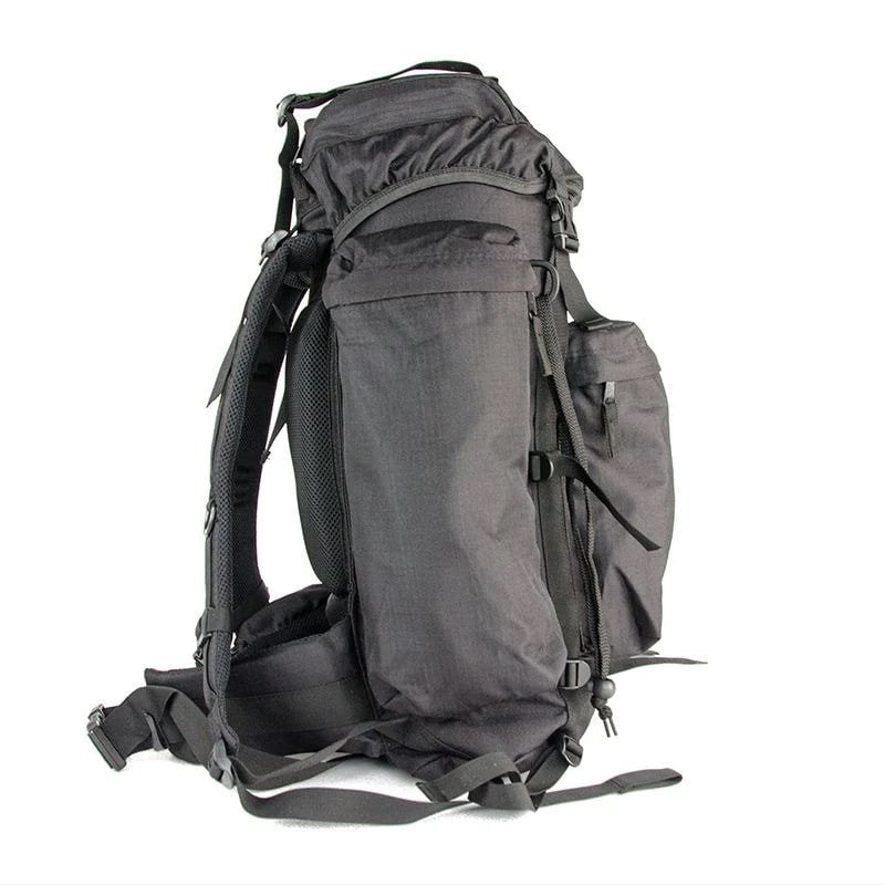 Mochila SQUAD LARGE 40L negra con cubierta, 4 bolsillos externos y correas en tapa y base