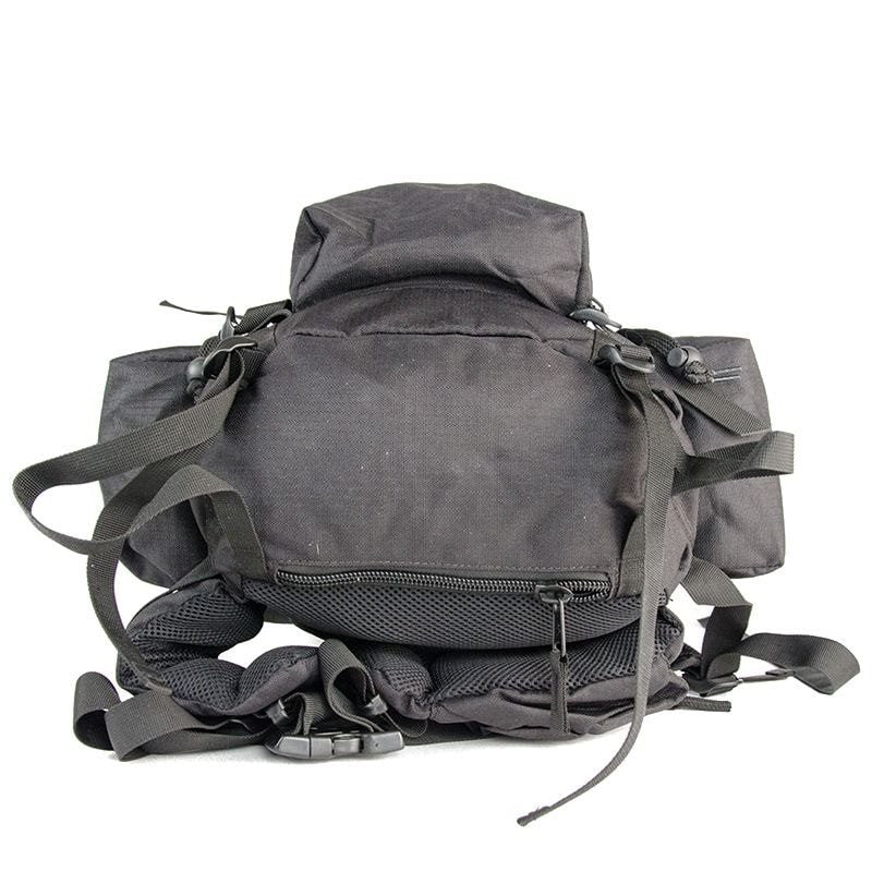 Mochila SQUAD LARGE 40L negra con cubierta, 4 bolsillos externos y correas en tapa y base