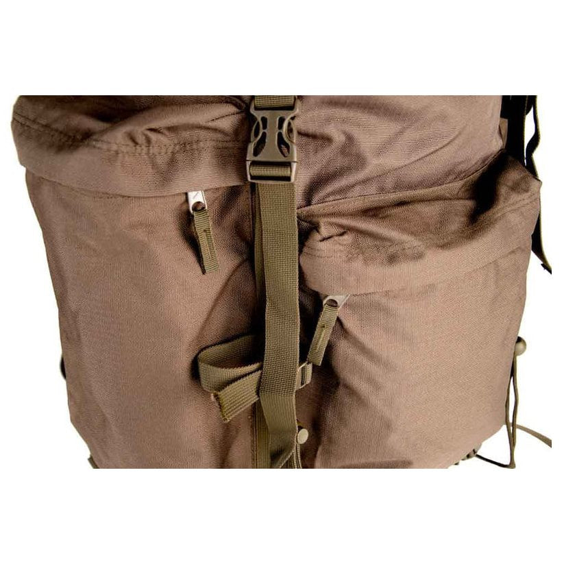 Mochila SQUAD LARGE 40L negra con cubierta, 4 bolsillos externos y correas en tapa y base