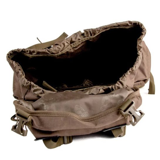 Mochila SQUAD LARGE 40L negra con cubierta, 4 bolsillos externos y correas en tapa y base