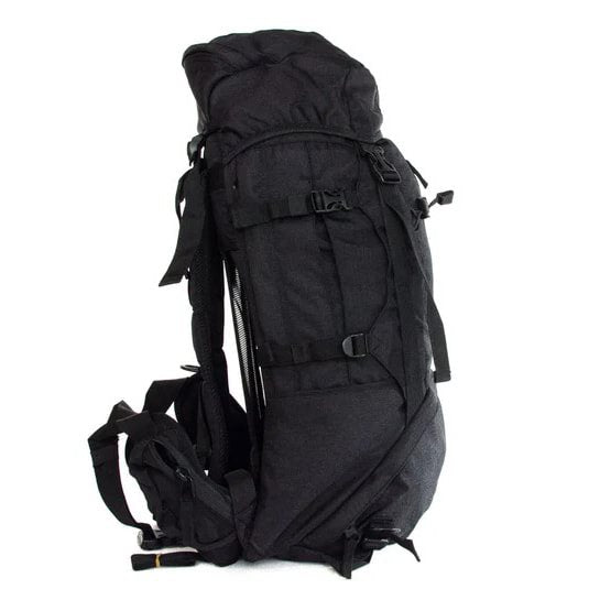 Mochila HIKING MEDIUM 35l negra con refuerzo y sistema de espalda ventilado