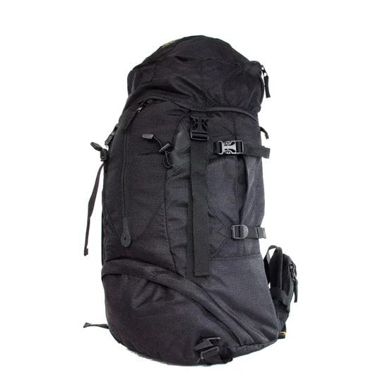 Mochila HIKING MEDIUM 35l negra con refuerzo y sistema de espalda ventilado