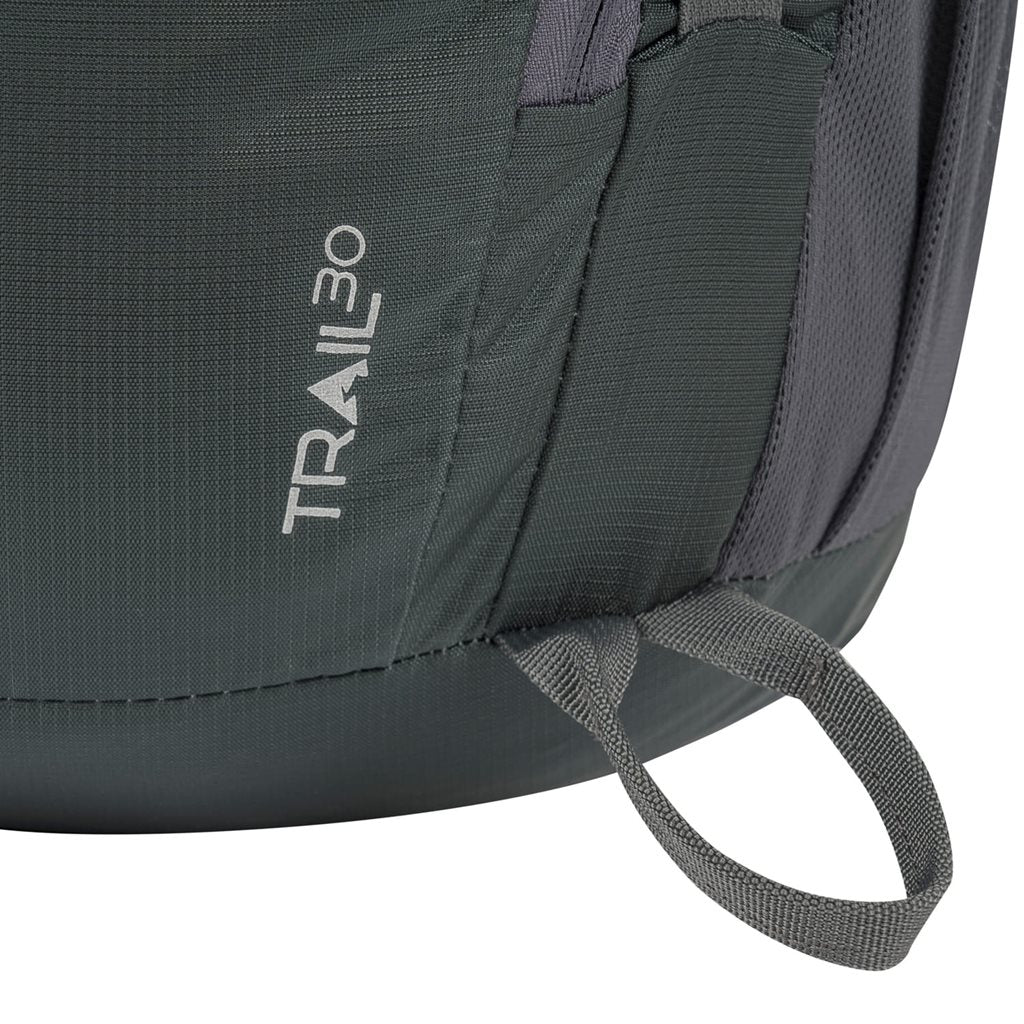 Mochila Trail 30 L para mujer negra en nylon 210D con funda de lluvia contrastante