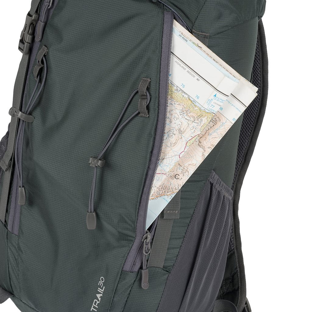 Mochila Trail 30 L para mujer negra en nylon 210D con funda de lluvia contrastante