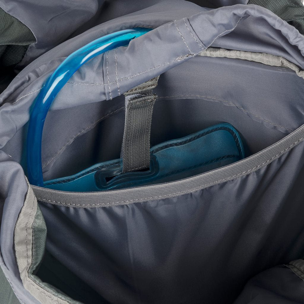 Mochila Trail 30 L para mujer negra en nylon 210D con funda de lluvia contrastante