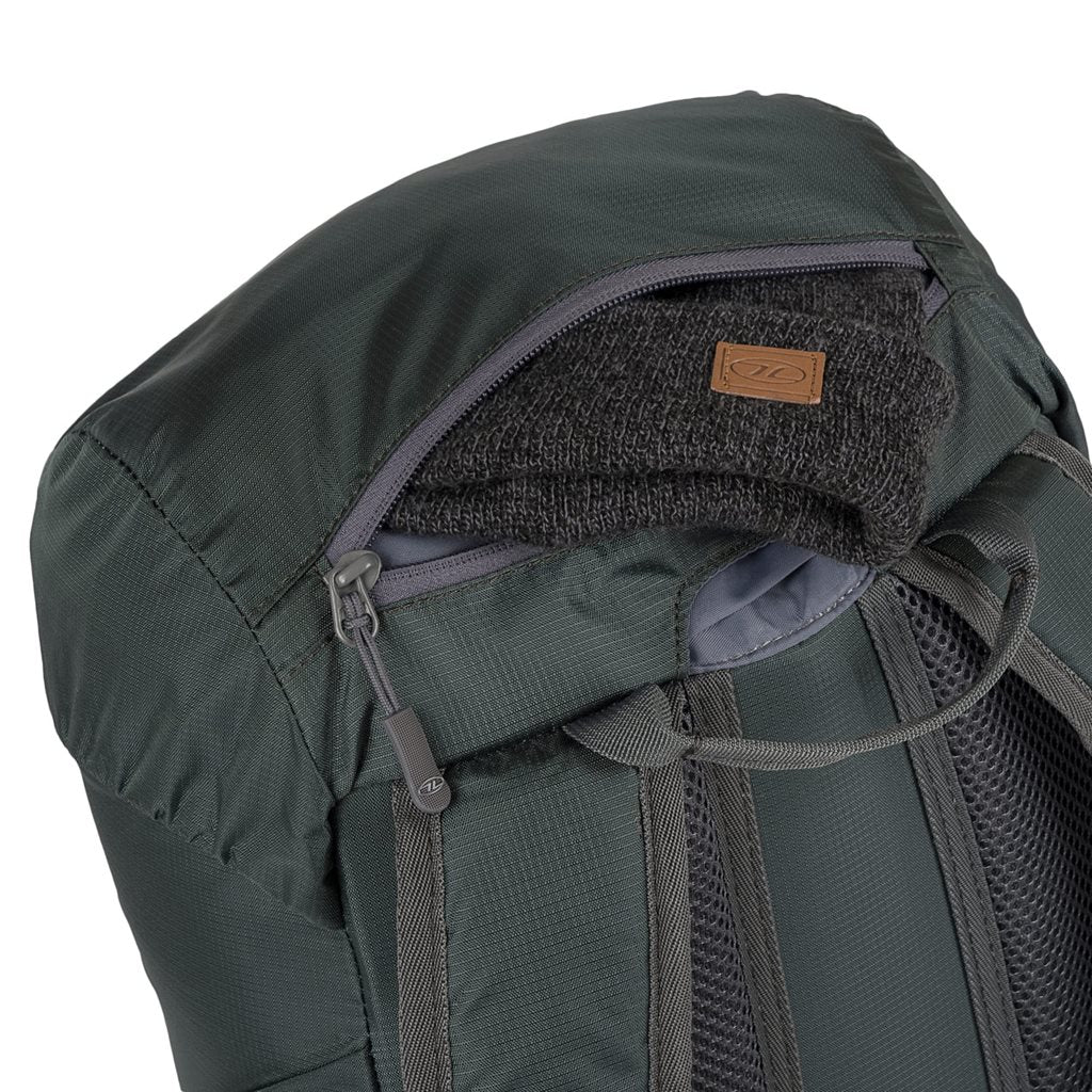 Mochila Trail 30 L para mujer negra en nylon 210D con funda de lluvia contrastante