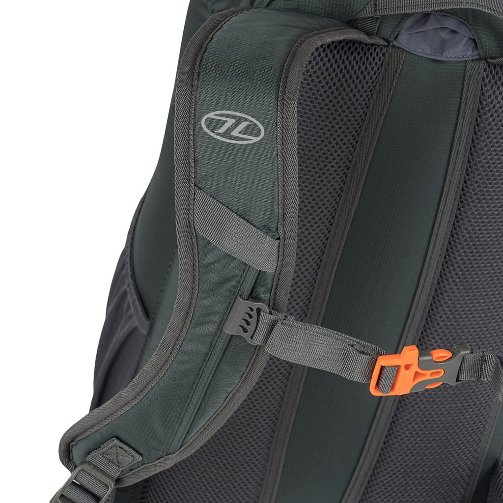 Mochila Trail 30 L para mujer negra en nylon 210D con funda de lluvia contrastante