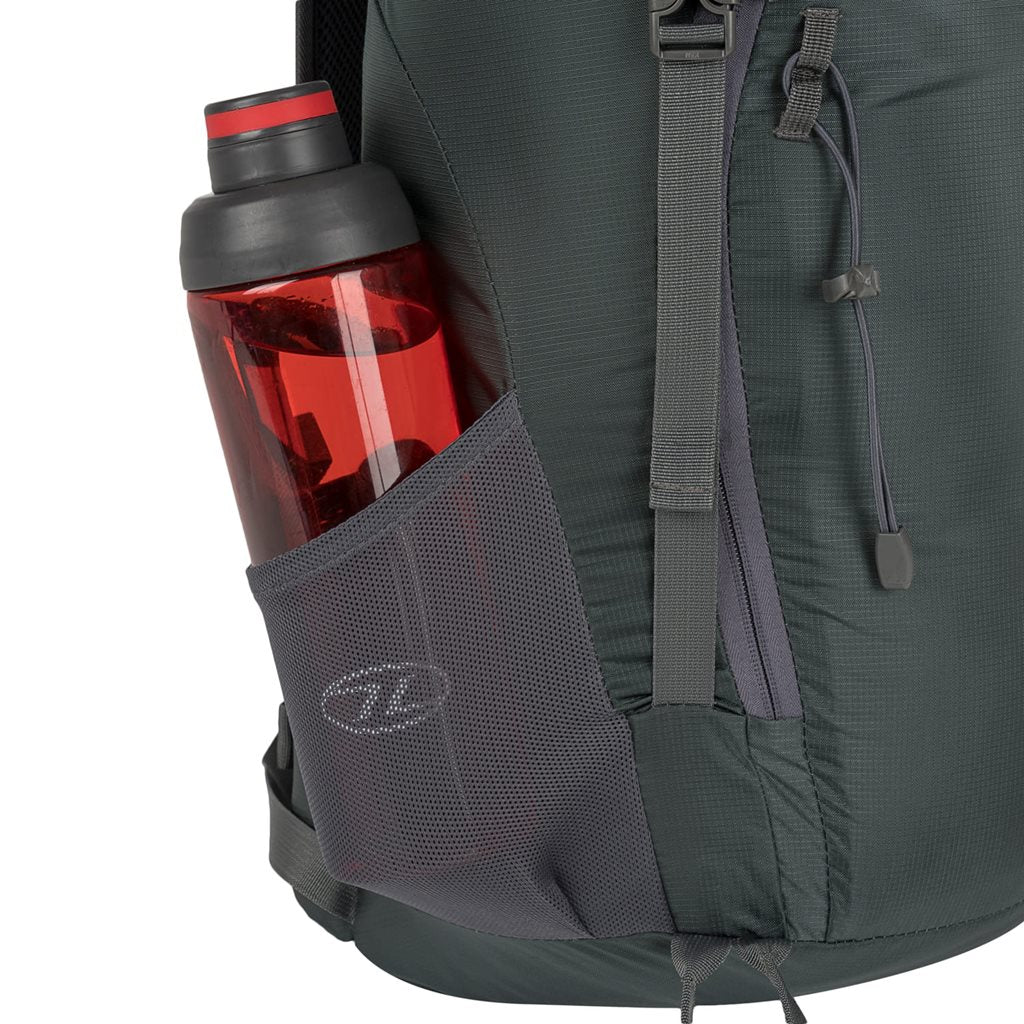 Mochila Trail 30 L para mujer negra en nylon 210D con funda de lluvia contrastante