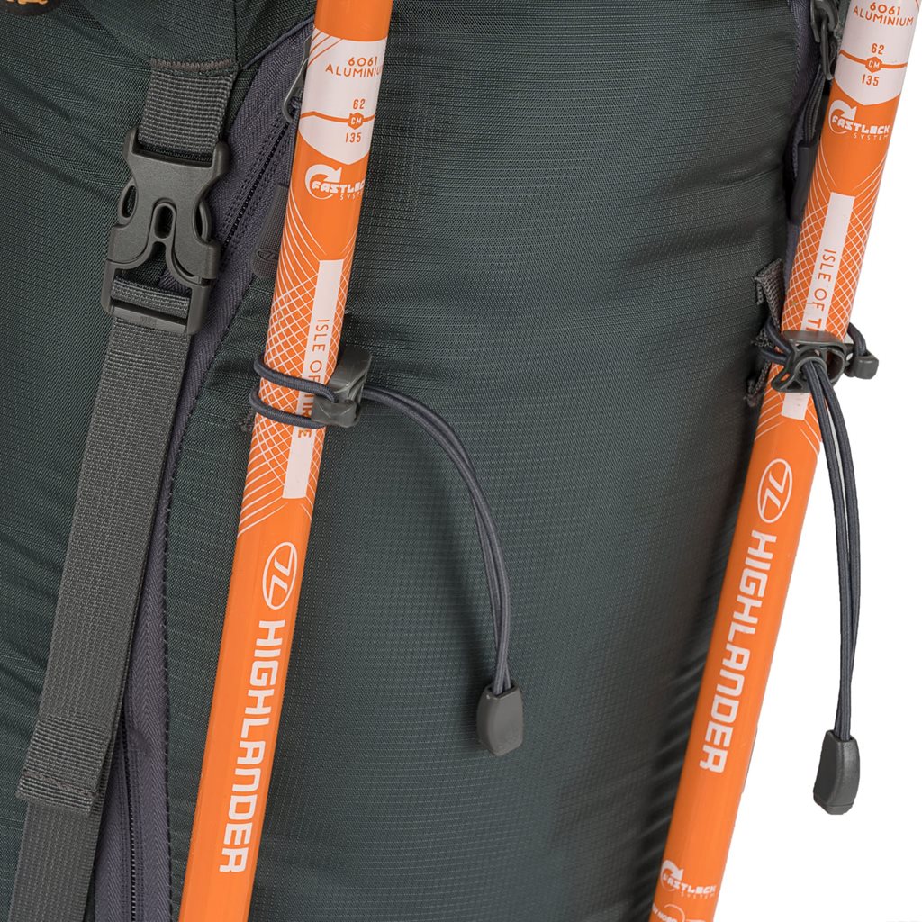Mochila Trail 30 L para mujer negra en nylon 210D con funda de lluvia contrastante