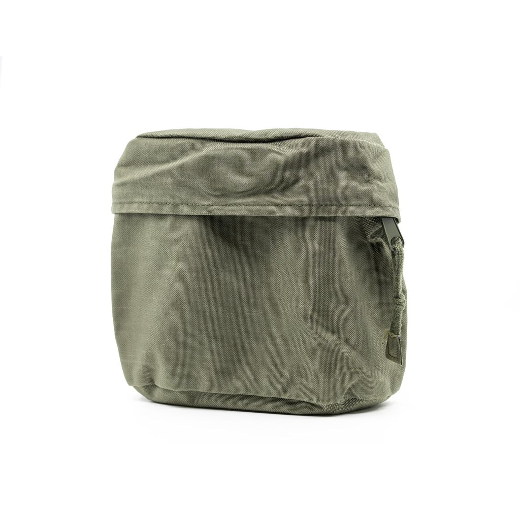 Bolsa lateral KAZ03 SMALL verde usada junto a mochila RU90 Alpinrucksack
